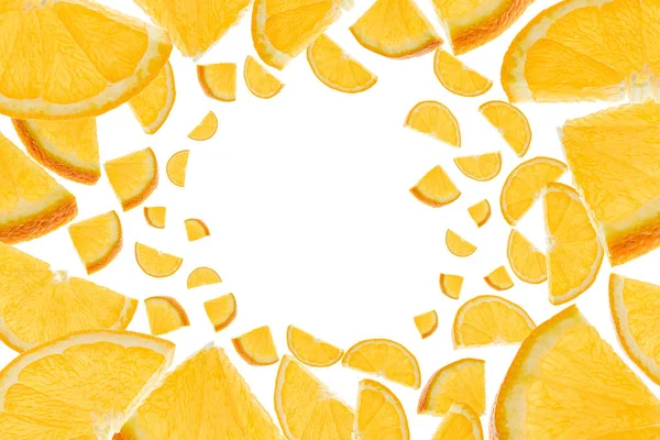 Tangerine isolée. Des tranches d'agrumes orange volent dans l'air. Fond tombant. Concept de nourriture fraîche . — Photo