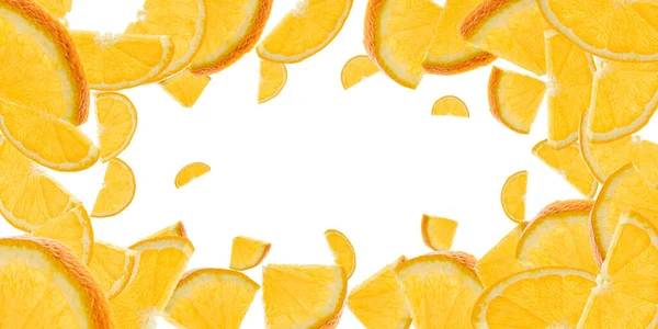 Orange bakgrundsfrukt. Citrus mandarin skivor isolerade på vitt. Fallande bakgrund. — Stockfoto