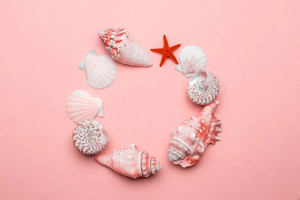 Hello Summer pattern background. Frame of White seashells, red starfish isolated on trendy Living Coral pastel color backdrop. Top view travel or vacation concept. Flat lay — 스톡 사진