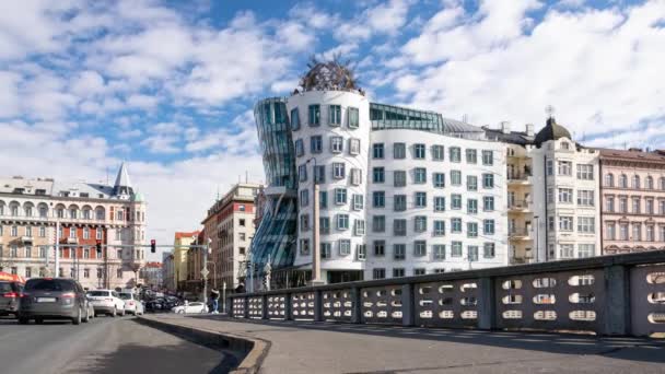 프라하, 체코 공화국 - 2020 년 2 월 15 일: 체코 프라하 시내에 있는 춤추는 집 또는 프레드와 생강 건물. Vlado milunic 과 Frank Gehry 에 의해 만들어 졌다 — 비디오