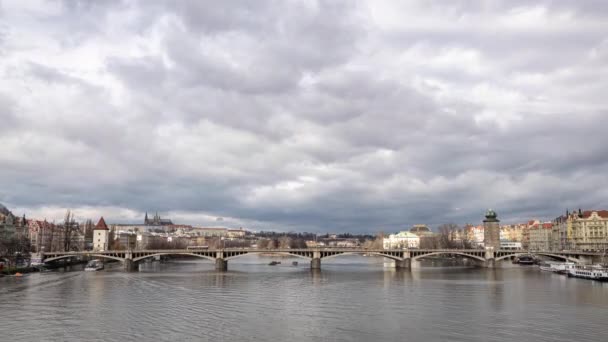 Prags slott. Tjeckien berömda resa gamla stan. Traditionell panoramautsikt över staden — Stockvideo