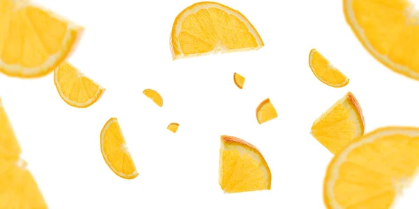 Фруктовый ломтик мандарина падает. Апельсиновый цитрусовый изолированный фон. Концепция свежих продуктов . — стоковое фото