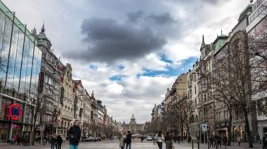Prag, Çek Cumhuriyeti - 15 Şubat 2020: Prag Caddesi. Avrupa Çek Cumhuriyeti 'nin ünlü sehri. Şehir manzarasında Charles Köprüsü