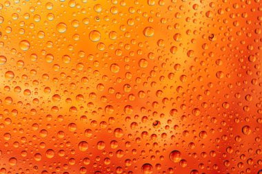 Su damlaları arka plan. Pencere camına yağmur yağıyor. Islak yağmur deseni.