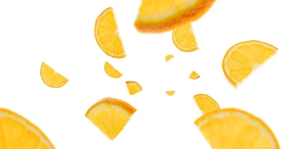 Fruits tombants isolés. Agrumes orange mandarine volant sur fond blanc. Concept de nourriture fraîche . — Photo