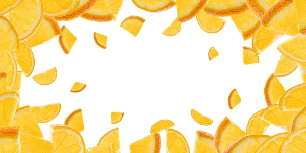 Tranche de fruits orange tombant sur blanc. Agrumes mandarine fond isolé . — Photo