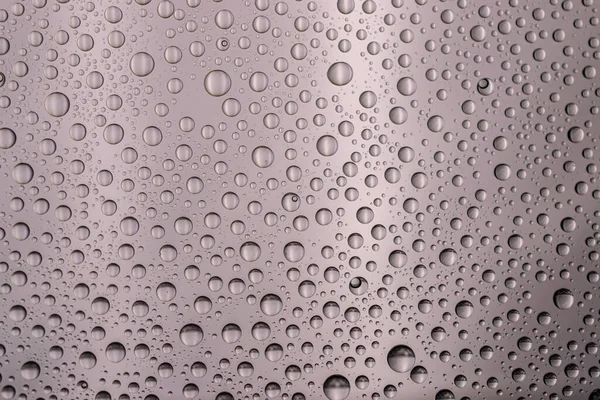 Des gouttes d'eau. Pluie humide sur fond de texture en verre . — Photo