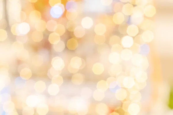 Oro bokeh sfondo. Abstract glitter festive luci sfocate. Morbido sfondo giallo Natale. — Foto Stock