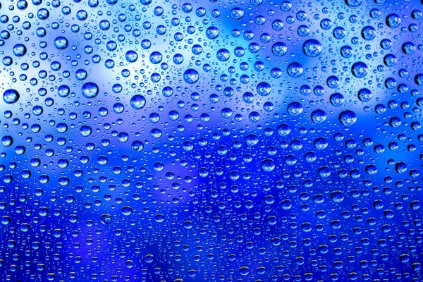 Laisse tomber le fond. Eau humide sur verre. Texture du motif de pluie . — Photo