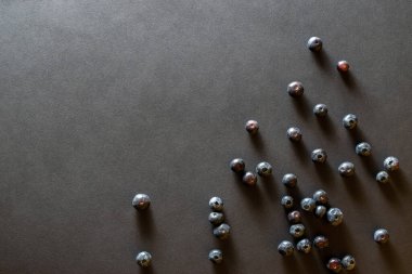 Yabanmersini arka planı. Bilberry siyaha izole edilmiş. Sağlıklı yeme ve beslenme için egzotik organik kavram. Düz yatıyordu.