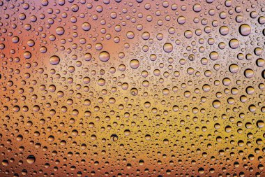 Bir damla su. Cam desen arka planında ıslak yağmur yağışıweather forecast.