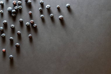 Yabanmersini izole edilmiş siyah arka plan. Taze beslenme egzotik meyvesi. Fotokopi alanı oluşturun. Düz yatıyordu.