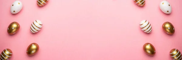 Cesta de Pascua con huevos aislados en rosa. Tarjeta de felicitación de diseño de moda. para usted cartel o volante — Foto de Stock