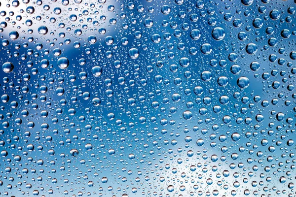 Des gouttes d'eau. Pluie humide sur fond de texture en verre . — Photo