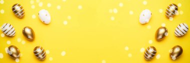 Sarı arka planda izole edilmiş Paskalya yumurtaları. Tebrik kartı, promosyon, poster, broşür, internet afişi, makale.