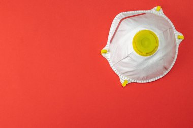 Covid-19 enfeksiyonlu tıbbi geçmiş. Tıbbi güvenlik filtresi maskesi kırmızıda. Tehlikeli Asya ncov coronavirüsü ve bakteriler hava kirliliği, çevre ve koruma ile karşı karşıyalar