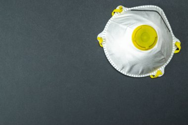 Grip kapmış Covid-19 virüs hücresi geçmişi. Tıbbi güvenlik filtresi virüs koruması. Pandemik sağlık risk kavramı. Yüzen Çin patojen solunum gribi covid virüs hücreleri.