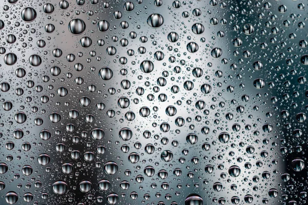 背景を落とせ。ガラスの上の湿った水。雨模様の質感. — ストック写真