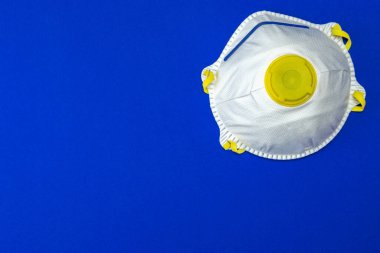 Grip kapmış Covid-19 virüs hücresi geçmişi. Tıbbi güvenlik filtresi virüs koruması. Pandemik sağlık risk kavramı. Yüzen Çin patojen solunum gribi covid virüs hücreleri.