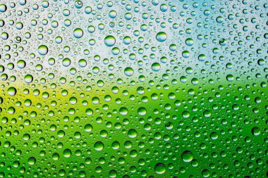 Arka planı düşürür. Camda ıslak su var. Yağmur deseni dokusu.