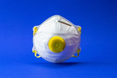 Tıbbi maske virüs koruması. Mavi arka planda Coronavirus hastalığı COVID-19 filtresi. Tehlikeli Asya Ncov Corona virüsü. Şehir hava kirliliği kavramı
