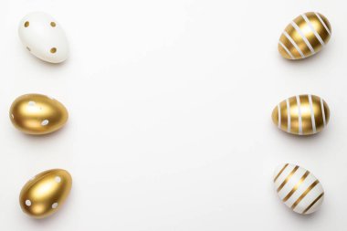 Paskalya yumurtası arka planında altın sarısı süslemeli yumurta sepeti beyaza izole edilmiş. Mutlu Paskalyalar.