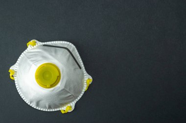 Coronavirus 2019-nCov roman koruma enfeksiyonu konsepti. Hijyenik maske ya da siyah arkaplanda cerrahi kulak ilmeği maskesi kırpma yolu ile