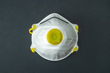 Coronavirus salgını salgını koruması. Siyah üzerine hijyenik tıbbi güvenlik maskesi. Tehlikeli grip vakaları, salgın hastalık riski kavramı olarak kabul edilir.
