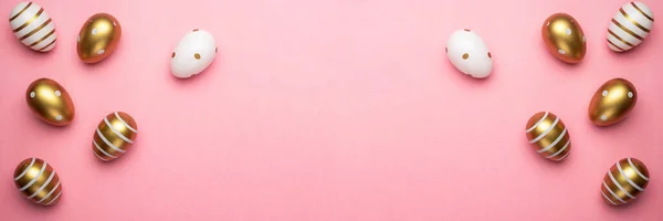 Huevos de Pascua aislados sobre fondo rosa. Para tarjeta de felicitación, promoción, póster, volante, banner web, artículo . — Foto de Stock