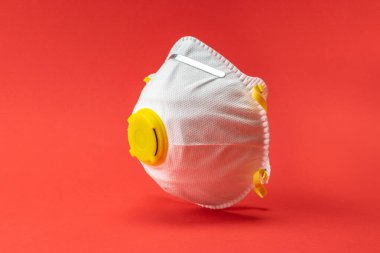 Tıbbi maske virüs koruması. Kırmızı arka planda Coronavirus hastalığı COVID-19 filtresi. Tehlikeli Asya Ncov Corona virüsü. Şehir hava kirliliği kavramı
