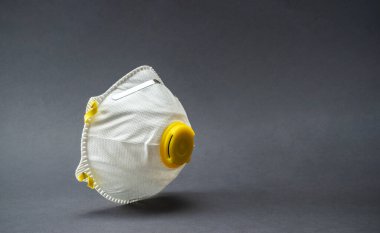 Siyah arka planda tıbbi güvenlik maskesi. Coronavirus hücresi Covid-19 virüsü önleme yolu ile korunuyor. Pandemik sağlık riski kavramı. Yüzen Çin patojeni.