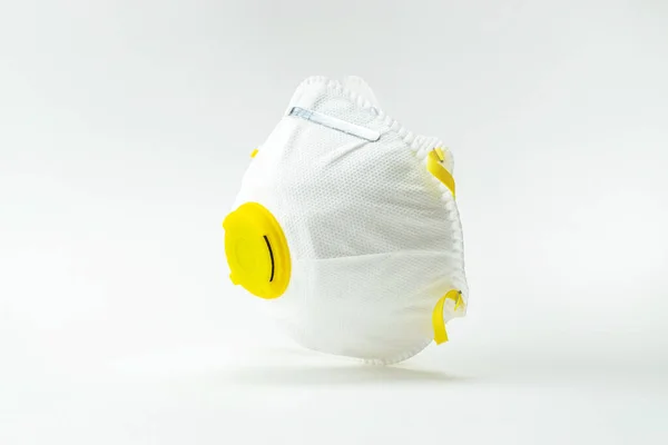 Coronavirus 2019-nCov - нова концепція захисту інфекції. Гігієнічна маска або хірургічна глиняна маска на білому тлі з обрізкою шляху.. — стокове фото