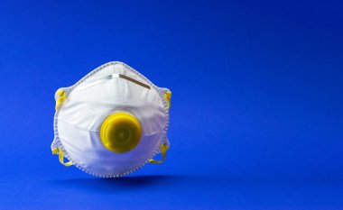 Coronavirus salgını salgını koruması. Mavi üzerine hijyenik tıbbi güvenlik maskesi. Tehlikeli grip vakaları, salgın hastalık riski kavramı olarak kabul edilir.