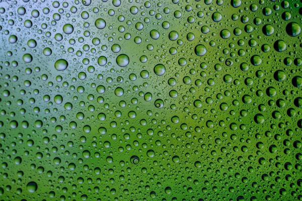 Wasser tropft auf Fensterscheiben. Regen Textur oder feuchte Muster Hintergrund. — Stockfoto