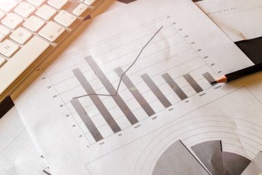 Haritalar çalışma alanındaki finansal veri dökümanlarını gösteriyor. Finans analiz geçmişi. Yansıma ışığı ve parlama.