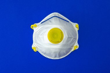 Coronavirus hastalığı COVID-19 tıbbi virüs koruması. Siyah arka planda tıbbi güvenlik maskesi. Tehlikeli Asya ncov corona virüsü, DNA, salgın riski olan arka plan tasarımı.