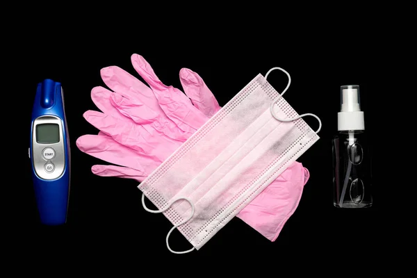 Sanitizer fles, medisch chirurgisch masker, moderne thermometer en lab handschoenen - Virus bescherming apparatuur op zwarte achtergrond. COVID Midden-Oosten respiratoir syndroom coronavirus. coronavirusziekte — Stockfoto