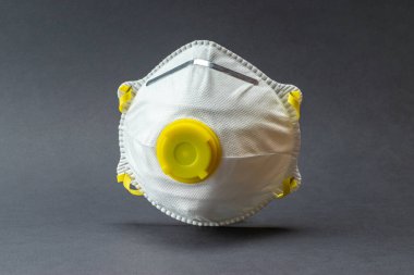 Coronavirus salgını salgını koruması. Siyah üzerine hijyenik tıbbi güvenlik maskesi. Tehlikeli grip vakaları, salgın hastalık riski kavramı olarak kabul edilir.