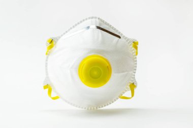 Beyaz arka planda tıbbi güvenlik maskesi. Coronavirus hücresi Covid-19 virüsü önleme yolu ile korunuyor. Pandemik sağlık riski kavramı. Yüzen Çin patojeni.