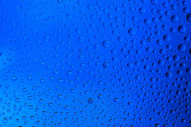 Pencere camına su damlıyor. Yağmur dokusu veya ıslak desen arkaplanı.