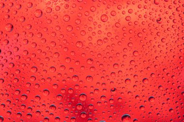 Bir damla su. Cam desen arka planında ıslak yağmur yağışıweather forecast.