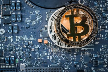 Bitcoin işi. Altın Kripto Bilgisayar Elektronik Devre Kartı. Litecoin, Ethereum Madencilik ve elektronik para kavramı.