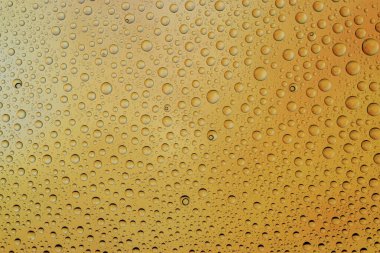 Su damlaları arka plan. Pencere camına yağmur yağıyor. Islak yağmur deseni.