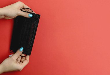 Sağlık eldivenli kırmızı cerrahi arka plan, koruyucu tıbbi maske. Antiseptik el antibakteriyel dezenfektan laboratuvar eldivenleri kullanıyor. Corona virüsü önleme, hijyen, koronavirüs yaymayı durdurmak için..