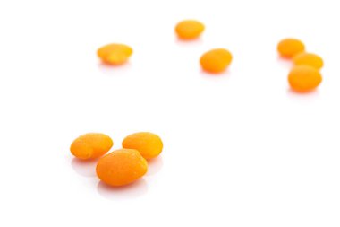 Beyaz üzerine izole edilmiş mercimek tohumları. Organik arka planda sağlıklı portakallı bezelye yiyecekler. Süper gıda yüksek vitamin E, antioksidan, omega-3, protein ve sağlıklı yiyecekler için diyet lifleri..