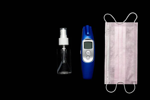 Sanitizer palack, orvosi sebészeti maszk, modern hőmérő és laboratóriumi kesztyű - Vírusvédelmi berendezések fekete alapon. COVID Közel-Kelet légzőszervi szindróma coronavirus. corona vírus betegség — Stock Fotó