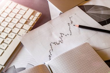 İstatistiksel analiz süreci kontrolü. Mali tablolar ve grafikler ofis masasında. Finansal analiz çalışma alanı. Planlayıcı ve Gündem Konsepti.