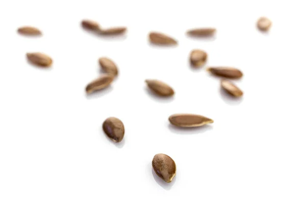 Sfondo marrone seme di lino. Pile alimentare Semi di lino o semi di lino isolati su bianco. Note di alimentazione, dieta e disintossicazione, spazio per il testo. Macro primo piano . — Foto Stock