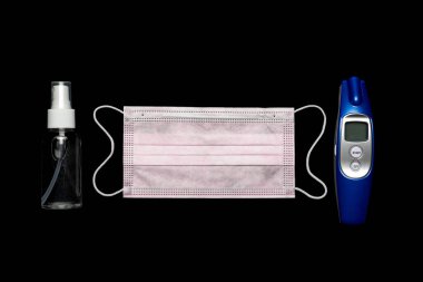 Koruma hastalığı. Tıbbi solunum bandajı yüz temizleme jeli, elektronik termometre ve laboratuvar eldivenleri - Siyah arka planda virüs koruma ekipmanı. COVID Doğu Solunum Sendromu Coronavirüs