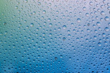 Su damlaları. Pencere camına yağmur dokusu. Islak desen.